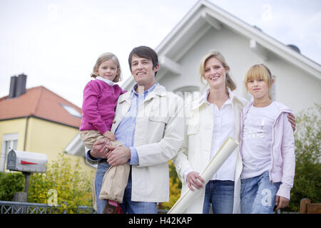 Familie, Lächeln jung, Einfamilienhäuser erwerben, Investition, Bau ein Haus, Hausbesitzer, Haus Finanzierung, Haus Kauf, Investitionen, Kinder, Tochtergesellschaften, Menschen, vier, paar, prejoy, live, Heimat, Zukunft, Zukunft Zimmer, Wohnung, zufrieden, halb Porträt, Immobilien, stolz, Altersrente, außerhalb des Architekten Pläne, Bau sparen, Besuch, Plan, Ehepaar, Eigentum, Wohnhaus, Stockfoto