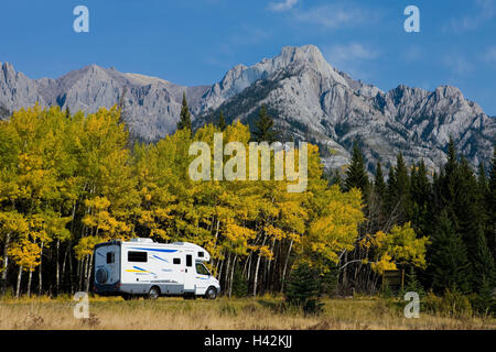 Kanada, Alberta, bundesweit Banff Park, Bow Valley, Bow Valley drive, Wohnmobil, Herbst, Landschaft, Gebirge, Berge, Bäume, Berge, Gipfel, herbstliche Färbung, Straße, Holz, Mischwald, Dormobile, camping, Auto, Fahrzeug, Reisen, Freizeit, Urlaub, Natur, herbstliche, niemand, Stockfoto