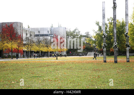 Deutschland, Bayern, Oberpfalz, Regensburg, Universität, erweiterte technische Hochschule, Bereich, Weg, Schüler, Studenten, Go, Säulen, Europa, Universitätsviertel, Bäume, Herbst, Herbstlaub, keine Model-Release, Bildung, Universitätsausbildung, Studium, Bildung, Person, außerhalb, Skulpturen, Steinsäulen, drei, Stockfoto