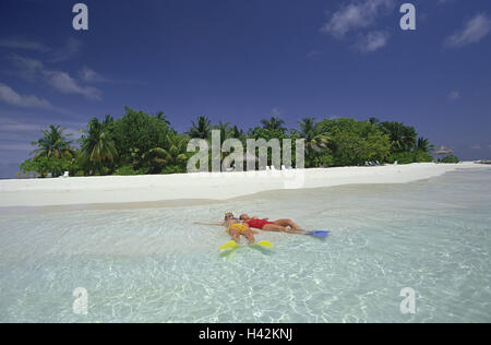 Strand, paar, jung, Meer, liegen, Schwimmen, Flossen, Modell veröffentlicht, Mann, Frau, Person, Urlaub, sonnig, zwei, Leute, lustig, sportlich, Lifestyle, zusammen, miteinander, verliebt, amüsiert Bad Pass, Sommer, Traumurlaub, Sandstrand, Urlaub, Freizeit, Lächeln, Wasser, Flossen, Erholung, Ruhe, Insel, Palmen, Strand, den Malediven, Stockfoto