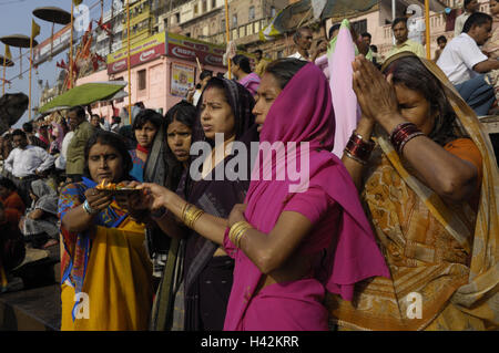 Indien, Uttar Pradesh, Varanasi, zu Fuß, Ghat, Gläubige, Gebet, Stockfoto