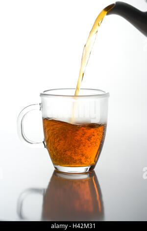 Teetasse, Glas, Tee, ausgießen, mittlere Nahaufnahme Stockfoto