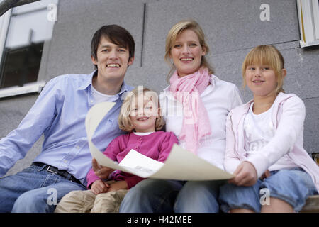 Bei Familie, junge, Einfamilienhaus Wohnung, Neubau planen, zufrieden, Haus, Immobilien, Männer bei der Arbeit, glücklich, Altersrente, stolz, Blick, des Architekten Pläne, Ehepaar, Ehepaar, Eigentum, Wohnhaus, Erfolg, erwerben, glücklich, Investitionen, Gerüste, Geschwister, glücklich, bauen ein Haus, Hausbesitzer, Haus Finanzierung, Hauskauf, Investitionen, Lebensstil, Neubau, Person, vier, Pläne, Shell, Tochtergesellschaften, prejoy, zufrieden, Hause, Zukunft, Zukunft Raum, , gewellt, Stockfoto