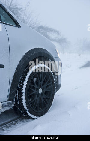 PKW, Landstraße, Snowy, Winterreifen, mittlere Nahaufnahme, Detail, Stockfoto