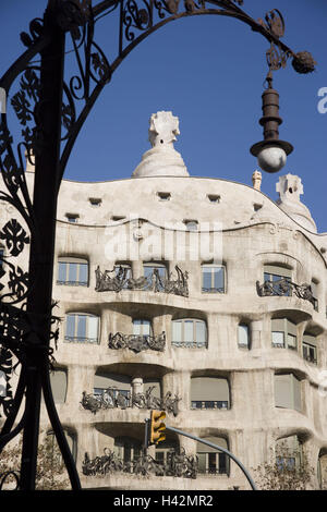 Spanien, Barcelona, Casa Mila, La Pedrera, Fassade, Detail, Stadt, architektonischen Stil, moderne, Modernismus, modern, mediterran, Katalonien, Raum, Ort von Interesse, Architektur, Reiseziel, Bau, Design, zeitgenössisch, außerhalb, Form, gebogen, Laterne, Ampel, Balkon, Figuren, Architektur, Stockfoto