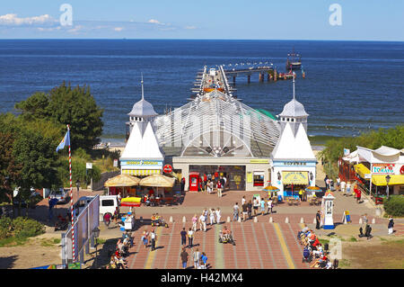 Polen, Pommern, Miedzyzdroje, Seebrücke, Restaurant, Tourist, Ost-Europa, Ostsee, Küste, Misdroy, Brücke, Steg, Person, Bar, Urlaub, Reiseziel, Tourismus, Ostseestrand, Ostsee, Stockfoto