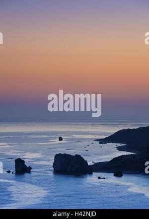 Zypern, Südküste, Aphrodite Felsen, am Abend Stockfoto