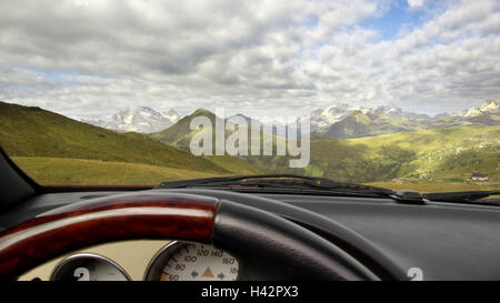 Italien, Venetien, die Dolomiten, Passo Tu Giau, Alpen, Nuvolao 2575 m, Verkehr, Auto, Steuer, Detail, Bergpass, Fahrzeug, Berge, Landschaft, Natur, Reisen, Berge, Berggipfel, Cortina d ' Ampezzo, Landschaft, Panorama, Breite, Wolken, Berghütte, Tourismus, Sommer, Ansicht, bewölkt, Berglandschaft, Stockfoto