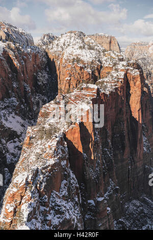 Schneebedeckte Berge in Zion National Park in Utah Stockfoto