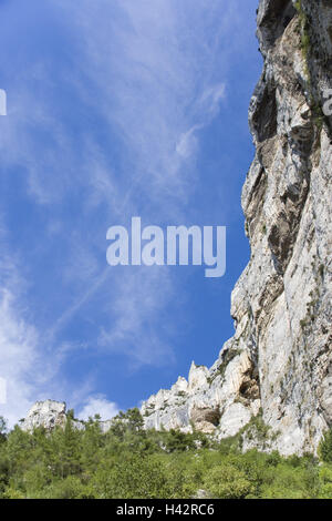 Frankreich, Provence, Fontaine de Vaucluse, Berg, Felswand, Sommer, Süd-Ost-Frankreich, Fontaine-de-Vaucluse, Berge, Gebirge, Steilwand, Felsen, Sträucher, Bäume, Vegetation, Landschaft, Berglandschaft, niemand, bewölkter Himmel, Stockfoto