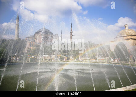 Türkei, Istanbul, Brunnen, Hagia Sophia, ehemals Kirche, heute Museum, Passant, Stadt, Stadt, Metropole, Hafen, Blick auf die Stadt, Kultur, glauben, Religion, Struktur, historisch, Ayasofya, Sophienkirche, sakrale Bau, byzantinischen, Architektur, UNESCO-Weltkulturerbe, Kirche, Moschee, Museum, Ort von Interesse, Wahrzeichen, Brunnen, Wasser Brunnen, Regenbogen, bewölkter Himmel, draußen Stockfoto