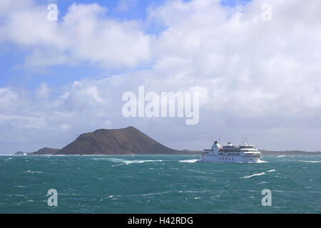 Spanien, die Kanaren, Insel Fuerteventura, Corralejo, Fähre, Hintergrund, Batch Lobos Insel Insel, Fuerteventura, Meer, Wasser, Türkis, Wellen, Seegang, Schaum, ungestümer, Schiff, Urlaub, Tourismus, bewölkter Himmel, Stockfoto