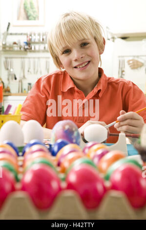 Ostern, junge, Ostereier, Farben, Porträt, Osterfest, Ostern, Person, Kind, blond, glücklich, Eiern, Geflügel, Eiern, Farbe, Lackiermaschine, Malerei Mühle, Osterei-Malerei-Mühle, Schmuck, Dekoration, Oster-Deko, Traditionen, Tradition, Osterbräuche Ostern benutzerdefinierte, Stockfoto