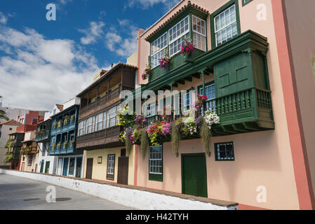 Berühmte alte bunte Kolonien Balkone mit Blumen geschmückt. Kolonialen Häuser Fassaden in Santa Cruz, La Palma, Spanien. Stockfoto