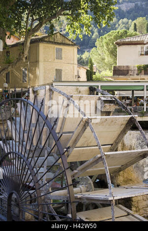 Frankreich, Provence, Fontaine de Vaucluse, lokale Ansicht, Wasserrad, Sommer, Süd-Ost-Frankreich, Fontaine-de-Vaucluse, Ort, Stadt, Blick auf die Stadt, Wohn Häuser, Häuser, Gewässer, Schaufelrad, Wassermühle, abgesehen, alt, historisch, Wasser Strom, Antrieb, Berg, Holz, Bäume, Stockfoto