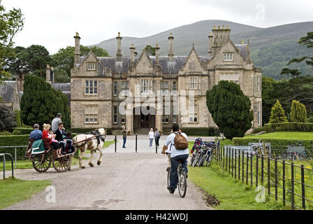 Munster, Kerry, Killarney, Irland, Nationalpark, Muckross House, Besucher, Villa, Victorian, herrschaftliche Villa, Park, Gebäude, Struktur, Architektur, Ort von Interesse, Besucher, Touristen, Tourismus, Person, außerhalb, Radfahrer, Beförderung, Stockfoto