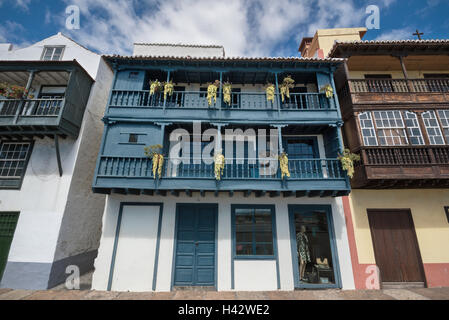 Berühmte alte bunte Kolonien Balkone mit Blumen geschmückt. Kolonialen Häuser Fassaden in Santa Cruz, La Palma, Spanien. Stockfoto