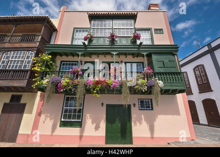 Berühmte alte bunte Kolonien Balkone mit Blumen geschmückt. Kolonialen Häuser Fassaden in Santa Cruz, La Palma, Spanien. Stockfoto