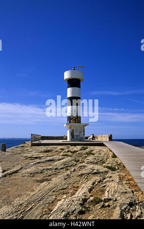 Spanien, die Balearen Insel Mallorca, Colonia de Sant Jordi, Rock, Leuchtturm, Ansicht, Balearen Insel, Insel, Mallorca, Santanyi, Resort, Galle Zunge, Aussichtsturm, Brücke, Leuchtfeuer, berührt, Navigation, Orientierung, Ausrichtung, Tourist, Urlauber, Person, nimm es leicht, das Mittelmeer, Meer, Himmel, blau, Stockfoto