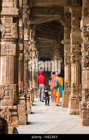 Indien, Delhi, Qutb Komplex, Minarett Qutb Minar, Besucher, kein Model-Release Stockfoto