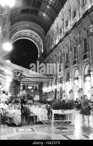 Italien, Mailand, Galleria Vittorio Emanuele 2., Biffi, Passanten, Nacht, s/w, Restaurant, Stockfoto