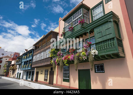 Berühmte alte bunte Kolonien Balkone mit Blumen geschmückt. Kolonialen Häuser Fassaden in Santa Cruz, La Palma Spanien. Stockfoto