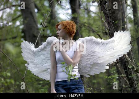 Holz, Frau, jung, ängstlich, Ansicht, Seitenansicht, Engels-Flügel, Porträt, Bäume, Zweige, Blätter, Detail, Teenager, Jugendliche, Kurzhaar Frisur, Haarfarbe, flatterhaft, orange, einsam, Einsamkeit, nur Krankheit, Unsicherheit, Futter, Flügel, Engel, d Stockfoto