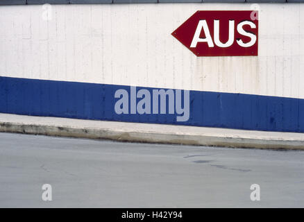 Tiefgarage, außerhalb Wand, Detail, Pfeil, Label, vom Gebäude, Parkplatz, Mauer, Wand, Richtung, Richtung weiser, Wegweiser, Tipp, Pfeil, Ausfahrt, Wegweiser, Straße, Stillleben Stockfoto