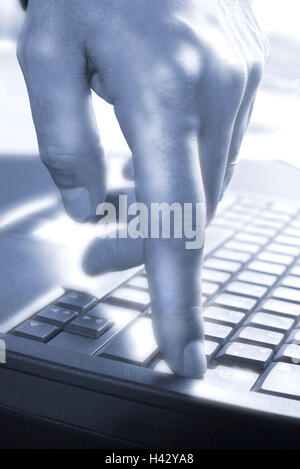 Laptop, Hand, Finger, Return-Taste, drücken, s/w, Notebook-Computer, Computer, Tastatur, Taste, Enter, Bestätigung, Anerkennung Schlüssel, Schaltfläche Feld, Hand des Mannes, Mann, Detail, Arbeit Stockfoto