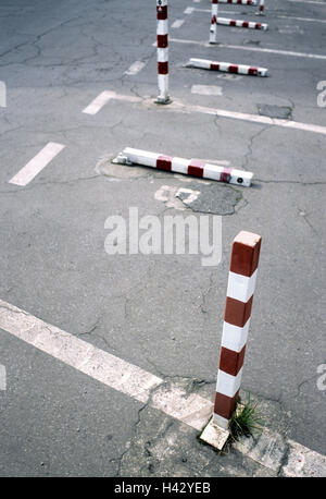 Parkplatz, Parkplätze, Auswahl, Einschränkung Post, Straße, Asphalt, Teer, Risse, alte, Straßenmarkierung, Inschrift, Brief, Einschränkungen, Parkplatz Auswahl, Parkplätze, Parkplätze, Parkmöglichkeiten, Beiträge, Lüge, aufrecht, abschließbar, berührt, rot- Stockfoto