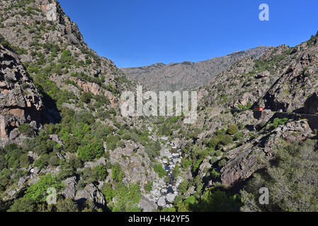 Zwischen den Bergketten der korsischen Schlucht Stockfoto