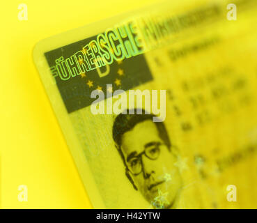 EU-Führerschein, Detail, blur, Europa, Dokument, Führerschein, Code-Karte, Führerschein, Plastikkarte, Karte, Foto, Foto, Porträt eines Mannes, Mann, Porträt, Studio, Still Life, Produktfotografie, Farbstimmung, Farbe gelb Stockfoto