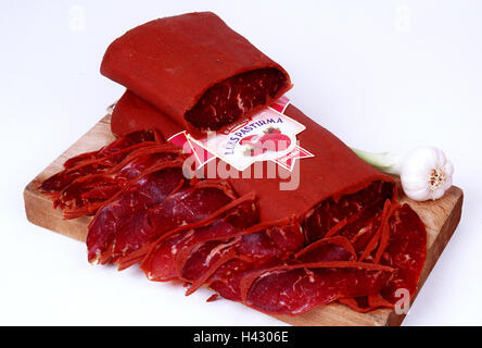 Pastirami / Pastourmás / Pastrama / Scheiben getrocknete Rindfleisch beschichtet Gewürze auf weiße Ware Stockfoto
