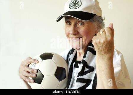 Senior, Fußballfan, glücklich, Geste, Faust, Kugel, Porträt, Sport, Fußballspiel, Zuschauer, Senior, Rentner, Frau, alt, agil, aktiv, jung bleiben, Fußball-Anhänger, Anhänger, Fan, Hobby, sportbegeistert, selbstbewusst, überzeugt, motiviert certai Stockfoto