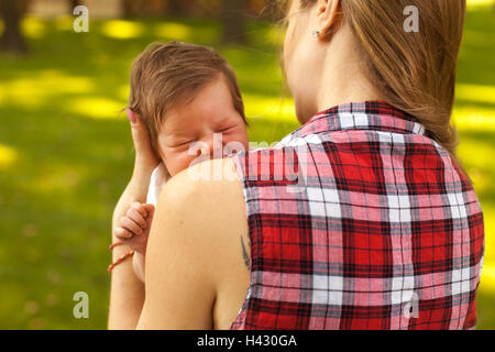 Mutter hält ihr schreiendes baby Stockfoto