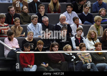 Deutschland, Berlin, Reichstagsgebäude, dem Deutschen Bundestag, Plenarsaal, Besucher Stand, Zuhörer nur redaktionell Europa, Kapital, Platz für neuen Reichstag, Konferenzraum, Tagungsraum, Architekt Sir Norman Foster, Regierung, Regierung, Politik, Repräsentantenhaus, Plenum Sitzung, Tagung, Konferenz, Diskussion, Wirtschaft, Stand, Besucher, Zuschauer, hören, Interesse, innen Stockfoto