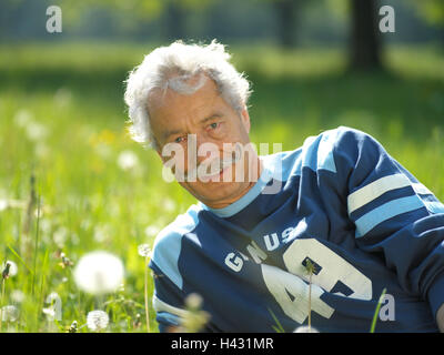 Park, Wiese, Senior, Lüge, Lächeln Seitenansicht, Portrait, Porträt eines Mannes, Senioren Porträt, Mann, senior, Best Age, Bart, Schnauzbart, Bart Unterstützung, zufrieden, Zufriedenheit, Sommer, außerhalb Stockfoto