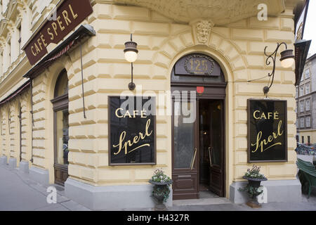 Österreich, Wien, Cafe Sperl, Cafe im Retro Stil Gebäude Stockfoto
