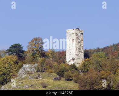 Deutschland, Baden-Wurttemberg, Schelklingen, Burg Turm, Bäume, Felsen, Laubwald, Ruine, Schloss, Ort von Interesse, Turm, Wachturm, Sehenswürdigkeit, Architektur, draußen, menschenleer, Stockfoto