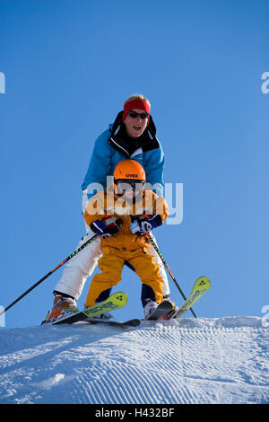 Ski Start-und Landebahn, Mutter, Sohn, Skifahren, lernen, Hilfe, Modell veröffentlicht, keine Property-Release, Person, Ski-Kleidung, Helm, Schutzhelm, Schutzhelm, Skihelm, Skibrillen, Berg Rand, Kind, Kindheit, Erwachsene, Frau, Sport, Wintersport, sonnig, Winter, Ausrüstung, Gipfel, Berg, Skigebiet, Piste, lernen, Erfahrung, mutig, ängstlich, zusammen, Stockfoto