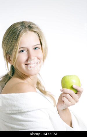 Frau, Lächeln, jung, Blond, Apfel, halten, Modell veröffentlicht, Menschen, glücklich, wohlwollend, Langhaarig, Essen, Ernährung, gesund, intermeal, Obst, Früchte, reich an Vitamine, Vitamine, Gesundheit, ernährungsbewusste und bewusste Gesundheit, Studio, Freisteller, trägerlos, Stockfoto