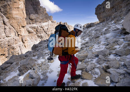 Italien, Trentino, Dolomiten, Madonna Tu Campiglio über Depression Boccette, Bergsteiger, Promotion, Kalk der Brenta-Dolomiten, Ostalpen, Alpen, Alpen, Berge, Hochgebirges, Leute, Mann, Helm, Rucksack, unterwegs, Bewegung, Belastung, Herausforderung, Bergsteigen, Aktivität, Hobby, Freizeit, Sport, Bergsport, Klettern Stockfoto