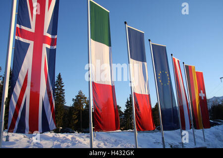 Österreich, Tirol, Meer Bereich, Skifahren Bereich Pferd Hütte, Fahnen, International, Winter, Wintersport-Ort, olympischer Platz, Urlaubsort, Fahnenmasten, Fahnen, Nationalität, dekorieren mit Fahnen, Nationen, Europa, EU, Stockfoto