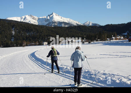 Österreich, Tirol, Meer Bereich, Wintersport, Langlaufen, Langlaufloipe, Berglandschaft, Landschaft, Natur, Sport, Wintersportler, Skilangläufer, Berge, Reitherspitze, Menschen, Freizeit, Hobby, Schnee, Langlauf, Langlaufloipe, Langlaufen, zurückverfolgt, Spuren, klassisch, die Skatingspur, winter, Norden, sonnig, sportlich, Resort, Urlaub, Aktivität, Winterurlaub, Rückansicht, Stockfoto