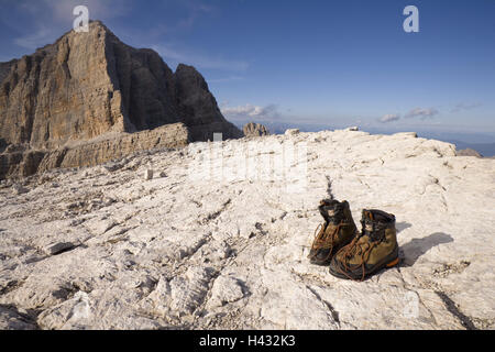 Italien, Trentino, Dolomiten, Madonna Tu Campiglio, Galle Plateau, Bergschuhe, Brenta Dolomiten, Ostalpen, Kalk, Alpen, Alpen, Berge, Berge, Gipfel, Felsen, Hochgebirges, Plateau, Schuhe, Schuhe, Schuh-paar, Icon, Bergsteigen, Aktivität, Hobby, Freizeit, Sport, Bergsport, Reisen vergessen, verwirft, Stockfoto