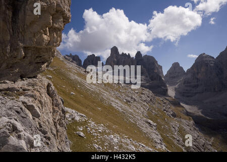 Italien, Trentino, Dolomiten, Madonna Tu Campiglio, Val Brenta Alta, die Brenta-Dolomiten, Ostalpen, Kalk, Alpen, Alpen, Berge, Berge, Gipfel, Felsen, Hochgebirges, Baumgrenze, bewölkter Himmel, Stockfoto