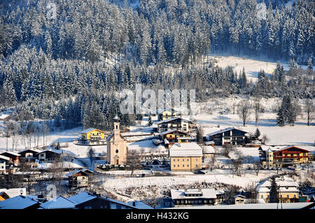 Österreich, Salzburger Land, Flachau, Blick auf die Stadt, Winter, Stockfoto
