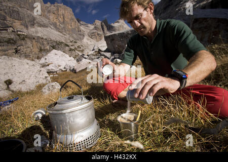 Italien, Trentino, Dolomiten, Madonna Tu Campiglio, Alm, Bergsteiger, Ruhe, Kaffee, Koch, Erholung, die Brenta-Dolomiten, Ostalpen, Kalk, Alpen, Alpen, Berge, Berge, Gipfel, Felsen, Hochgebirges, Leute, Mann, ausruhen, entspannen, genießen, gas-Bereich, Bergsteigen, Aktivität, Hobby, Freizeit, Sport, Bergsport, Abgeschiedenheit, Stockfoto