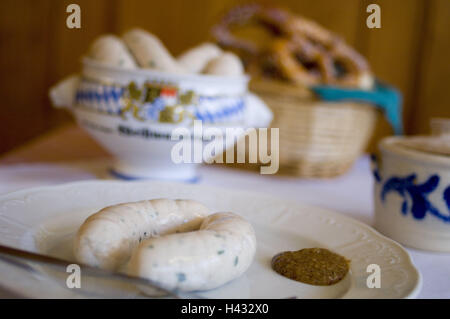 Tisch, Teller, Topf, Weißwürste, Brezen, Essen, Oberbayern, in Bayern, in der Regel Weißwurst Frühstück, Frühstück, Essen, Essen, Gericht, Tradition, Würstchen, Kuchen, Kalbfleisch Wurst Topf, Geschirr, Senf, Unschärfe, Stockfoto