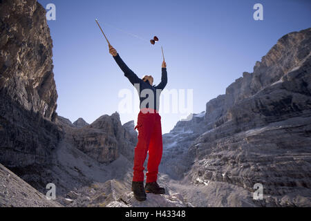 Italien, Trentino, Dolomiten, Madonna Tu Campiglio, Cirque, Bergsteiger, Diabolo, Play, Brenta Dolomiten, Ostalpen, Alpen, Alpen, Berge, Kalk Hochgebirges, Menschen, Mann, Spiel, Geschicklichkeitsspiel, Aktivität, Ruhe, Erholung, Freiheit, Bergsteigen, Aktivität, Abenteuer, Erfahrung, Herausforderung, Hobby, Freizeit, Sport, Bergsport, Stockfoto